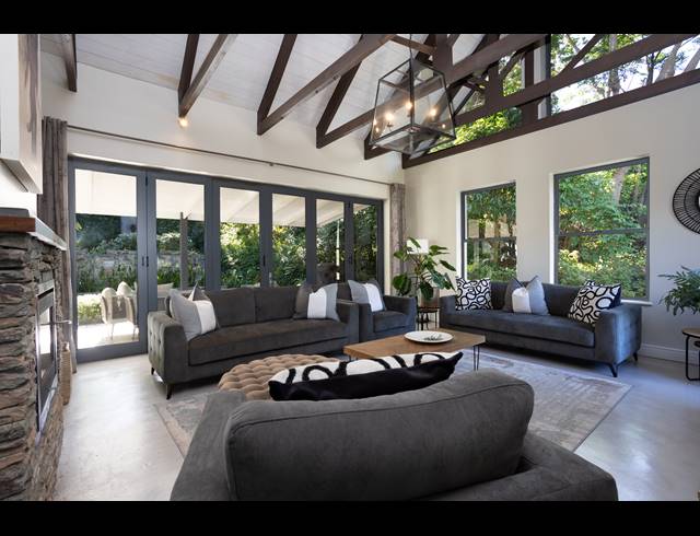 4 BEDROOM HOUSE TO LET IN CONSTANTIA